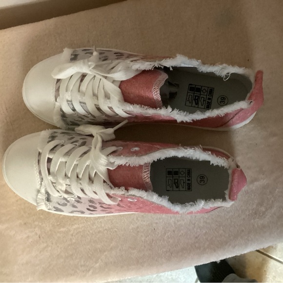NWOT Cute Tennis Shoes 7-7.5W - Picture 2 of 5